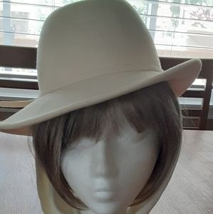 Women's hat with ear coverings